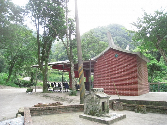 火燒寮古道，新舊土地公廟。