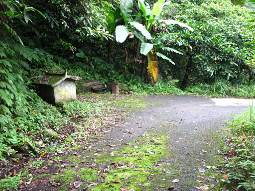 水泥造的土地公廟