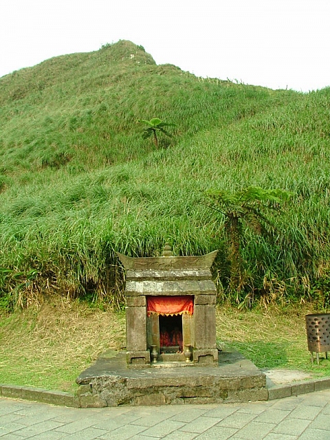草嶺古道啞口鞍部的土地公廟(虎字碑旁)