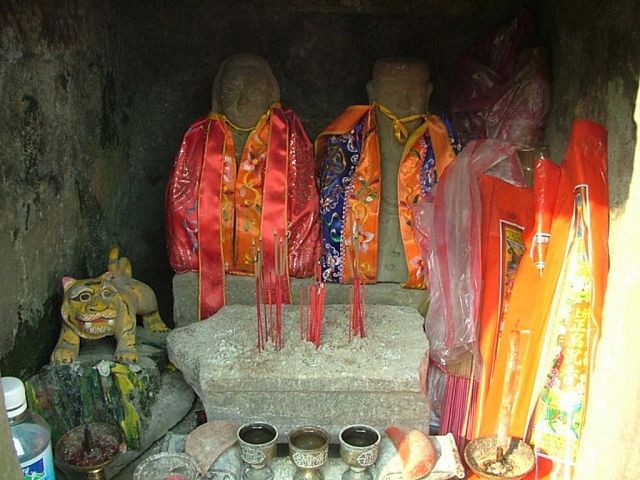 草嶺古道啞口鞍部的土地公廟(虎字碑旁)，廟裡幸福的土地公婆。