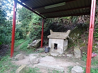 銀河洞越嶺步道土地公廟