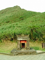 草嶺古道啞口鞍部的土地公廟(虎字碑旁)