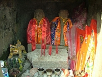 草嶺古道啞口鞍部的土地公廟(虎字碑旁)，廟裡幸福的土地公婆。